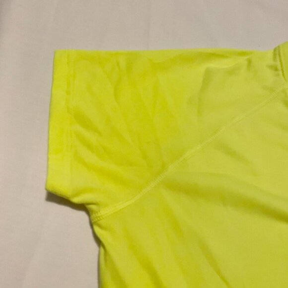 Under Armour Womens Shirt Size Small Heatgear Semi Fitted Tshirt Vneck - Picture 5 of 15